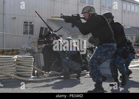 PLYMOUTH, Vereinigtes Königreich (Feb. 24, 2017) - USS Donald Cook (DDG75) Segler nehmen an einem Anti Terror Force Protection bohren während Flag Officer Sea Training 2017, Februar 24. Donald Cook, eine der Arleigh-Burke-Klasse geführte-missile Destroyer, Vorwärts - Rota, Spanien bereitgestellt werden, ist die Durchführung von naval Operations in den USA 6 Flotte Bereich der Maßnahmen zur Unterstützung der US-amerikanischen nationalen Sicherheitsinteressen in Europa und Afrika. Stockfoto