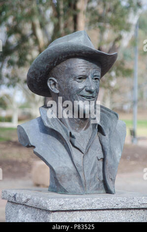Büste von Tex Morton 1918-1983, in's Tamworth Bicentennial Park NSW Australien. Von Peter Latona geformt. Stockfoto