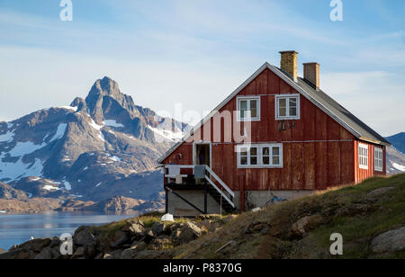 Panoramablick auf einem nativen Haus mit Blick auf den Fjord, Tasiilaq, Ost Grönland Stockfoto