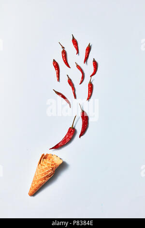 Hot Chili Peppers in der Wafer Kegel auf grauem Hintergrund, Ansicht von oben Stockfoto