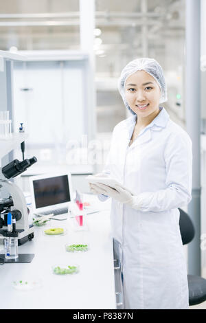 Wissenschaftlerin im Labor Stockfoto