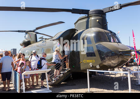 Southport, Lancashire. 8. Juli 2018. Sonntag am Southport Airshow 2018. Die britischen Streitkräfte Rekrutierung und Public Relations steht fand das Interesse der Besucher an den Southport Airshow 2018, einschließlich der Besucher Queuing der RAF Boeing Chinook tandem Rotor Hubschrauber gezeigt zu werden. Stockfoto