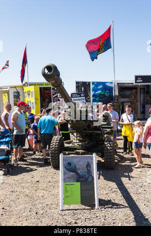 Southport, Lancashire. 8. Juli 2018. Sonntag am Southport Airshow 2018. Die britischen Streitkräfte Rekrutierung und Public Relations steht fand das Interesse der Besucher an den Southport Airshow 2018, einschließlich der Armee mit ihren 105 mm leichte Pistole. Stockfoto