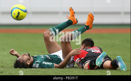 San Jose, Estados Unidos. 08 Juli, 2018. Der Spieler, SE Palmeiras, spielt den Ball mit dem Spieler der Liga Alajuelense D bei einem Freundschaftsspiel im Nationalstadion von Costa Rica in der Stadt San Jose. Credit: Cesar Greco/FotoArena/Alamy leben Nachrichten Stockfoto