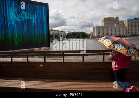 Moskau, Russland. 8. Juli 2018. Die Öffnung der Majlis Katar, eine dreistufige Pop-up Platz und die Qatar Elemente multimedia Museum in Pushkinskaya Damm in Gorki Park in Moskau, Russland. Der 2022 FIFA World Cup wird in Katar Credit gehalten zu werden: Nikolay Winokurow/Alamy leben Nachrichten Stockfoto