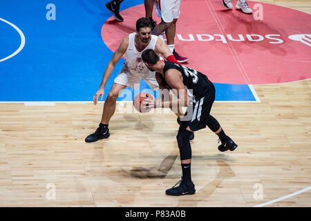 Pau Gasol aus Spanien San Antonio Spurs Verteidigung Marc Gasol aus Spanien von Memphis Grizzlies während der Nächstenliebe Freundschaftsspiel Pau Gasol vs Marc Gasol, mit Europäischen und Amerikanischen NBA Spieler Jungen Basketball Spielern zu helfen und die Entwicklung von Teams im Pavillon, Girona Fontajau am 8. Juli 2018. 8. Juli 2018. Credit: Xavier Bonilla/AFP 7/ZUMA Draht/Alamy leben Nachrichten Stockfoto