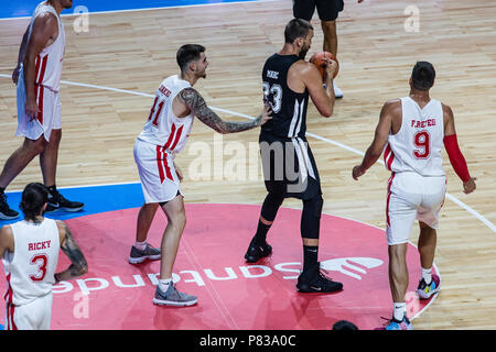 Marc Gasol aus Spanien von Memphis Grizzlies verteidigt von Kathrin Hernangomez aus Spanien von Denver Nuggets während der Nächstenliebe Freundschaftsspiel Pau Gasol vs Marc Gasol, mit Europäischen und Amerikanischen NBA Spieler Jungen Basketball Spielern zu helfen und die Entwicklung von Teams im Pavillon, Girona Fontajau am 8. Juli 2018. 8. Juli 2018. Credit: Xavier Bonilla/AFP 7/ZUMA Draht/Alamy leben Nachrichten Stockfoto