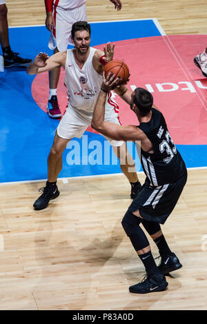 Pau Gasol aus Spanien San Antonio Spurs Verteidigung Marc Gasol aus Spanien von Memphis Grizzlies während der Nächstenliebe Freundschaftsspiel Pau Gasol vs Marc Gasol, mit Europäischen und Amerikanischen NBA Spieler Jungen Basketball Spielern zu helfen und die Entwicklung von Teams im Pavillon, Girona Fontajau am 8. Juli 2018. 8. Juli 2018. Credit: Xavier Bonilla/AFP 7/ZUMA Draht/Alamy leben Nachrichten Stockfoto