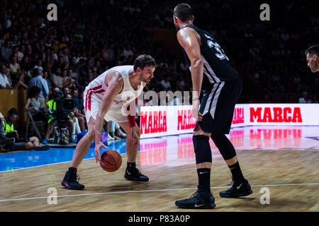 Marc Gasol aus Spanien von Memphis Grizzlies Pau Gasol verteidigen aus Spanien San Antonio Spurs während der Nächstenliebe Freundschaftsspiel Pau Gasol vs Marc Gasol, mit Europäischen und Amerikanischen NBA Spieler Jungen Basketball Spielern zu helfen und die Entwicklung von Teams im Pavillon, Girona Fontajau am 8. Juli 2018. 8. Juli 2018. Credit: Xavier Bonilla/AFP 7/ZUMA Draht/Alamy leben Nachrichten Stockfoto