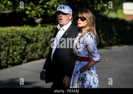 Washington, DC. 8. Juli 2018. Präsidenten der Vereinigten Staaten Donald J. Trumpf ruft auf eine Frage der Presse Pool, wie Er und die erste Dame Melania Trump halten Hände, da Sie den South Lawn bei der Ankunft im Weißen Haus Kreuz am Juli 8, 2018 in Washington, DC. Die erste Familie verbrachte das Wochenende im Trump National Golf Club in Bedminster Township, New Jersey. Credit: Oliver Contreras/Pool über CNP | Verwendung der weltweiten Kredit: dpa/Alamy leben Nachrichten Stockfoto