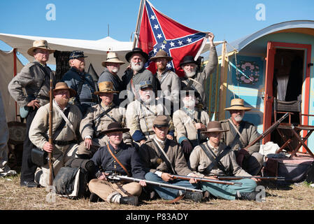 Gettysburg, Pennsylvania, USA. 8. Juli 2018. Konföderierten Truppen reenactors am Bürgerkrieg Reenactment 155. Jahrestag der ''sPickett Ladung' in Gettysburg PA Credit: Ricky Fitchett/ZUMA Draht/Alamy leben Nachrichten Stockfoto