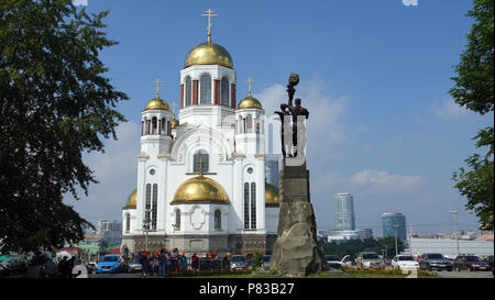 Jekaterinburg, Russland. 05. Juli 2018. Die Kirche auf Blut zu Ehren aller Heiligen erstrahlt in der Russischen Land. Die Russische Orthodoxe Kirche steht an der Stelle, wo Zar Nikolaus II. von Russland und seine Familie durch die Bolschewiki in der Nacht des 16./17. Juli 1918 erschossen wurden. Credit: Friedemann Kohler/dpa/Alamy leben Nachrichten Stockfoto