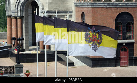 Jekaterinburg, Russland. 05. Juli 2018. Flags flying außerhalb der Kirche auf Blut zu Ehren aller Heiligen erstrahlt in der Russischen Land. Die Russische Orthodoxe Kirche steht an der Stelle, wo Zar Nikolaus II. von Russland und seine Familie durch die Bolschewiki in der Nacht des 16./17. Juli 1918 erschossen wurden. Credit: Friedemann Kohler/dpa/Alamy leben Nachrichten Stockfoto