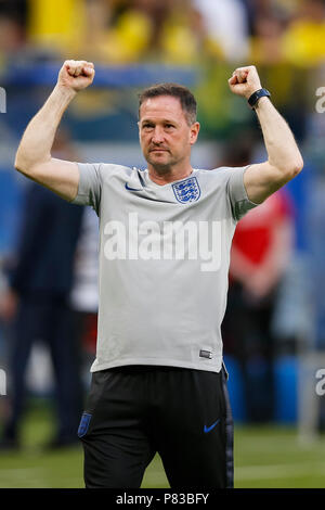 Samara, Russland. 7. Juli 2018. England Assistant Manager Steve Holland feiert nach der 2018 FIFA WM-Viertelfinale Match zwischen Schweden und England in Samara Arena am 7. Juli 2018 in Samara, Russland. (Foto von Daniel Chesterton/phcimages.com) Credit: PHC Images/Alamy leben Nachrichten Stockfoto