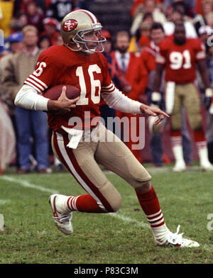 San Francisco, Kalifornien, USA. 13 Nov, 1988. San Francisco 49ers vs Los Angeles Raiders bei Candlestick Park Sonntag, 13. November 1988. Räuber schlagen 49ers 9-3. San Francisco 49ers Quarterback Joe Montana Credit: Al Golub/ZUMA Draht/Alamy leben Nachrichten Stockfoto