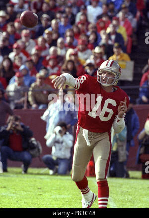 San Francisco, Kalifornien, USA. 13 Nov, 1988. San Francisco 49ers vs Los Angeles Raiders bei Candlestick Park Sonntag, 13. November 1988. Räuber schlagen 49ers 9-3. San Francisco 49ers Quarterback Joe Montana Credit: Al Golub/ZUMA Draht/Alamy leben Nachrichten Stockfoto