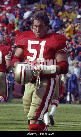 San Francisco, Kalifornien, USA. 13 Nov, 1988. San Francisco 49ers vs Los Angeles Raiders bei Candlestick Park Sonntag, 13. November 1988. Räuber schlagen 49ers 9-3. San Francisco 49ers Zentrum Randy Cross Credit: Al Golub/ZUMA Draht/Alamy leben Nachrichten Stockfoto