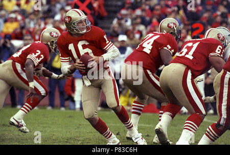 San Francisco, Kalifornien, USA. 13 Nov, 1988. San Francisco 49ers vs Los Angeles Raiders bei Candlestick Park Sonntag, 13. November 1988. Räuber schlagen 49ers 9-3. San Francisco 49ers Quarterback Joe Montana Credit: Al Golub/ZUMA Draht/Alamy leben Nachrichten Stockfoto