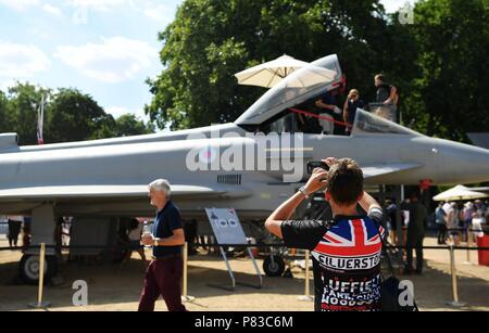 London, Großbritannien. 8. Juli 2018. Menschen besuchen die RAF 100 (Royal Air Force 100. Jahrestag) Flugzeuge Tour in London, Großbritannien, am 8. Juli 2018. Das Flugzeug Ausstellung in London dauert von Juli bis zum 6. Juli 9. Quelle: Guo Qiuda/Xinhua/Alamy leben Nachrichten Stockfoto