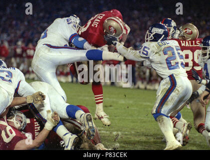 San Francisco, Kalifornien, USA. 27 Nov, 1989. San Francisco 49ers vs New York Giants im Candlestick Park Montag, 27. November 1989. 49ers Beat Riesen 34-24. Riesen linebacker Pfeffer Johnson (52) und Defensive zurück Mark Collins (25) kombinieren sie auf 49er zurück laufen Roger Craig Credit: Al Golub/ZUMA Draht/Alamy Leben Nachrichten stoppen Stockfoto