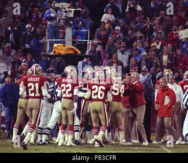 San Francisco, Kalifornien, USA. 27 Nov, 1989. San Francisco 49ers vs New York Giants im Candlestick Park Montag, 27. November 1989. 49ers Beat Riesen 34-24. 49er Team Feier mit Trainer. Credit: Al Golub/ZUMA Draht/Alamy leben Nachrichten Stockfoto