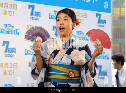 Tokio, Japan. 9. Juli 2018. Japanische comedienne Natsuko Yokosawa besucht eine Werbeveranstaltung für die sieben Hunderte Millionen Yen (7 Millionen Dollar) ummer Jumbo Lotterie" als die ersten Tickets auf Verkauf in Tokio am Montag, 9. Juli 2018. Tausende von Spielern in die Warteschlange für die Tickets in der Hoffnung, ein Millionär in der jährlichen Lotterie. Credit: Yoshio Tsunoda/LBA/Alamy leben Nachrichten Stockfoto