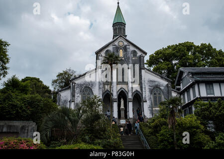 Basilika der Twenty-Six heiligen Märtyrer in Japan (Oura Kirche), wo 26 Märtyrer durch die Kreuzigung am 5. Februar durchgeführt wurden, 1597 am 4. Mai 2017 in Nagasaki, Japan. Präfektur Nagasaki ist der bekannteste Ort, wo Versteckte Christian (kakure Kirishitian in Japanisch) Repression durch die Shoguns Tokugawa entgangen. 2018 Unesco 12 Standorte von versteckten Christen in die Liste des Erbes der Welt, weil sie "einzigartiges Zeugnis tragen zu einer kulturellen Tradition genährt durch versteckte Christen in der Region, die heimlich ihren Glauben während der Zeit der Prohibition aus dem 17 Übertragen auf das 19 centu Stockfoto