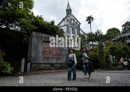 Basilika der Twenty-Six heiligen Märtyrer in Japan (Oura Kirche), wo 26 Märtyrer durch die Kreuzigung am 5. Februar durchgeführt wurden, 1597 am 4. Mai 2017 in Nagasaki, Japan. Präfektur Nagasaki ist der bekannteste Ort, wo Versteckte Christian (kakure Kirishitian in Japanisch) Repression durch die Shoguns Tokugawa entgangen. 2018 Unesco 12 Standorte von versteckten Christen in die Liste des Erbes der Welt, weil sie "einzigartiges Zeugnis tragen zu einer kulturellen Tradition genährt durch versteckte Christen in der Region, die heimlich ihren Glauben während der Zeit der Prohibition aus dem 17 Übertragen auf das 19 centu Stockfoto