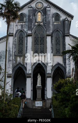 Basilika der Twenty-Six heiligen Märtyrer in Japan (Oura Kirche), wo 26 Märtyrer durch die Kreuzigung am 5. Februar durchgeführt wurden, 1597 am 4. Mai 2017 in Nagasaki, Japan. Präfektur Nagasaki ist der bekannteste Ort, wo Versteckte Christian (kakure Kirishitian in Japanisch) Repression durch die Shoguns Tokugawa entgangen. 2018 Unesco 12 Standorte von versteckten Christen in die Liste des Erbes der Welt, weil sie "einzigartiges Zeugnis tragen zu einer kulturellen Tradition genährt durch versteckte Christen in der Region, die heimlich ihren Glauben während der Zeit der Prohibition aus dem 17 Übertragen auf das 19 centu Stockfoto