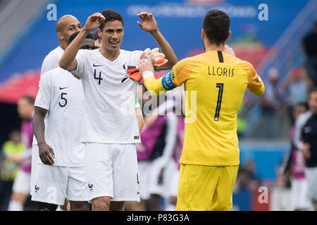 Raphael VARANE (links, FRA) und Torhüter Hugo LLORIS (FRA) am Ende des Spiels, Jubel, Jubel, Jubeln, Freude, Jubel, zu feiern, zu abschließenden Jubel, halb Bild, halb Abbildung, Uruguay (uru) - Frankreich (FRA) 0:2, Viertelfinale, Spiel 57, am 06.07.2018 in Nischni Nowgorod; Fußball-WM 2018 in Russland vom 14.06. - 15.07.2018. | Verwendung weltweit Stockfoto