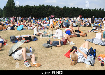 London, 9. Juli 2018. Tennis Fans Warteschlange in der heißen Sonne für den Eintritt in das Gelände der All England Club auf, was als 'Manic Monday' Kredit bekannt ist: Amer ghazzal/Alamy Leben Nachrichten erhalten Stockfoto