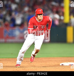 Los Angeles Engel Designated Hitter Shohei Ohtani Forderungen an Dritte Base auf einer werfenden Fehler nach dem Diebstahl die zweite Basis im neunten Inning in der Major League Baseball Spiel gegen die Los Angeles Dodgers at Angel Stadium in Anaheim, Kalifornien, USA, 6. Juli 2018. Quelle: LBA/Alamy leben Nachrichten Stockfoto