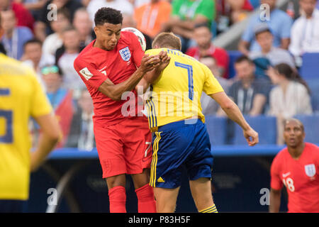 Samara, Russland. 07 Juli, 2018. Jesse LINGARD (links, GER) gegen Sebastian LARSSON (SWE), Aktion, Duellen, Schweden (SWE) - England (ENG) 0-2, Viertelfinale, Spiel 60, 07/07/2018 in Samara; Fußball-WM 2018 in Russland vom 14.06. - 15.07.2018. | Verwendung der weltweiten Kredit: dpa/Alamy leben Nachrichten Stockfoto