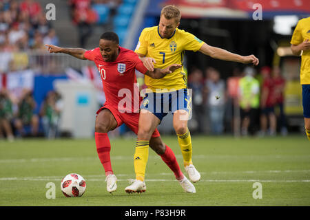 Samara, Russland. 07 Juli, 2018. Raheem STERLING (links, links) gegen Sebastian LARSSON (SWE), Aktion, Duellen, Schweden (SWE) - England (ENG) 0-2, Viertelfinale, Spiel 60, 07-07-2018 in Samara; Fußball-WM 2018 in Russland vom 14.06. - 15.07.2018. | Verwendung der weltweiten Kredit: dpa/Alamy leben Nachrichten Stockfoto