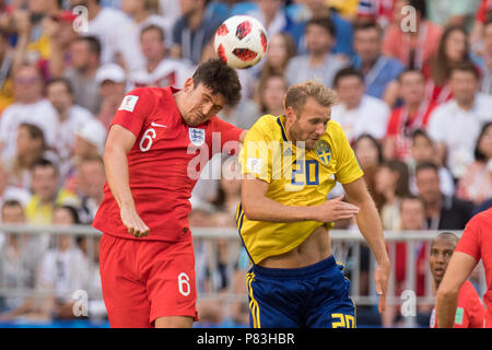 Samara, Russland. 07 Juli, 2018. Harry MAGUIRE (links, GER) gegen Ola Toivonen (SWE), Aktion, Duellen, Schweden (SWE) - England (ENG) 0-2, Viertelfinale, Spiel 60, 07-07-2018 in Samara; Fußball-WM 2018 in Russland vom 14.06. - 15.07.2018. | Verwendung der weltweiten Kredit: dpa/Alamy leben Nachrichten Stockfoto