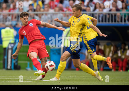 Samara, Russland. 07 Juli, 2018. John Steine (links, GER) gegen Viktor CLAESSON (SWE), Aktion, Duellen, Schweden (SWE) - England (ENG) 0:2, Viertelfinale, Spiel 60, 07/07/2018 in Samara; Fußball-WM 2018 in Russland vom 14.06. - 15.07.2018. | Verwendung der weltweiten Kredit: dpa/Alamy leben Nachrichten Stockfoto