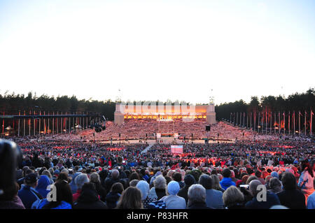 Riga, Lettland. 8. Juli 2018. Publikum an das Abschlusskonzert des Lettischen XXVI allgemein Song und XVI Tanz Fest in Riga, Lettland, am 8. Juli 2018. Dieses Konzert zum Abschluss der Woche - lange nationale Lied und Tanz fest, in denen rund 43.000 Tänzer und Sänger aus Lettland und im Ausland teilgenommen. Credit: Janis/Xinhua/Alamy leben Nachrichten Stockfoto