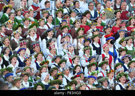 Riga, Lettland. 8. Juli 2018. Chor Mitglieder in Nationaltrachten während das Abschlusskonzert des Lettischen XXVI allgemein Song und XVI Tanz Fest in Riga, Lettland, am 8. Juli 2018. Dieses Konzert zum Abschluss der Woche - lange nationale Lied und Tanz fest, in denen rund 43.000 Tänzer und Sänger aus Lettland und im Ausland teilgenommen. Credit: Janis/Xinhua/Alamy leben Nachrichten Stockfoto