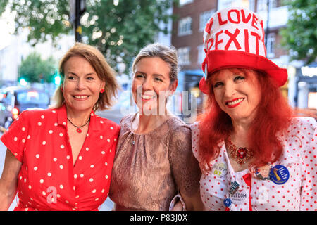 Earl's Court, London, 8. Juli 2018. Andrea Jenkyns, Mitte, konservatives Parlamentsmitglied von Morley und Outwood, nimmt an einer Veranstaltung mit dem Titel "The Big Brexit Party" Teil, die von Artists for Brexit organisiert wurde, und zwar in der Nähe des Earl's Court in London. Kredit: Imageplotter Nachrichten und Sport/Alamy Live Nachrichten Stockfoto