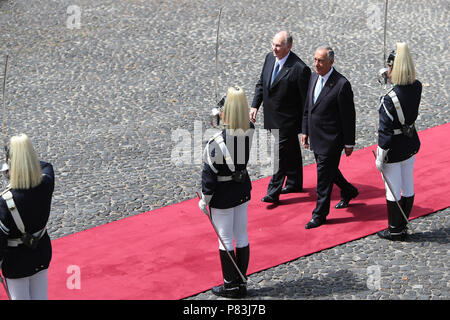 Lissabon, Portugal. 9. Juli 2018. Portugals Präsident Marcelo Rebelo de Sousa (R) und Prinz Karim Aga Khan IV Review die Wachen, während eines offiziellen Besuchs am Belem Palace in Lissabon, Portugal, am 9. Juli 2018. Prinz Karim Aga Khan IV, wird in Lissabon werden bis zum 12. Juli die Diamond Jubiläum seiner Führung als Imam der Schiiten Nizari Ismaili muslimischen Gemeinschaft zu schließen. Credit: Pedro Fiuza/ZUMA Draht/Alamy leben Nachrichten Stockfoto