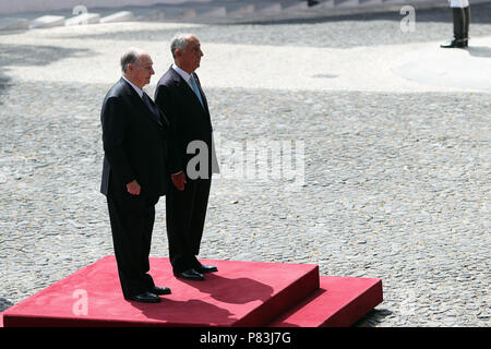 Lissabon, Portugal. 9. Juli 2018. Portugals Präsident Marcelo Rebelo de Sousa (R) und Prinz Karim Aga Khan IV, hört die Nationalhymnen, während eines offiziellen Besuchs am Belem Palace in Lissabon, Portugal, am 9. Juli 2018. Prinz Karim Aga Khan IV, wird in Lissabon werden bis zum 12. Juli die Diamond Jubiläum seiner Führung als Imam der Schiiten Nizari Ismaili muslimischen Gemeinschaft zu schließen. Credit: Pedro Fiuza/ZUMA Draht/Alamy leben Nachrichten Stockfoto