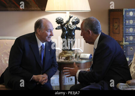 Lissabon, Portugal. 9. Juli 2018. Portugals Präsident Marcelo Rebelo de Sousa (R) Chats mit Prinz Karim Aga Khan IV, während eines offiziellen Besuchs am Belem Palace in Lissabon, Portugal, am 9. Juli 2018. Prinz Karim Aga Khan IV, wird in Lissabon werden bis zum 12. Juli die Diamond Jubiläum seiner Führung als Imam der Schiiten Nizari Ismaili muslimischen Gemeinschaft zu schließen. Credit: Pedro Fiuza/ZUMA Draht/Alamy leben Nachrichten Stockfoto