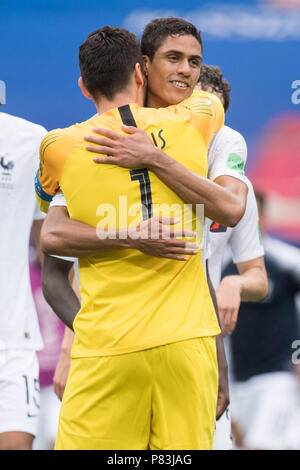 Raphael VARANE (Hi., FRA) und Torhüter Hugo LLORIS (FRA) über den Sieg freuen, Jubel, Jubel, Jubeln, Freude, Jubel, zu feiern, zu abschließenden Jubel, halb Bild, halb Abbildung, Porträt, Hug, Uruguay (uru) - Frankreich (FRA) 0:2, Viertelfinale, Spiel 57, am 06.07.2018 in Nischni Nowgorod; Fußball-WM 2018 in Russland vom 14.06. - 15.07.2018. | Verwendung weltweit Stockfoto