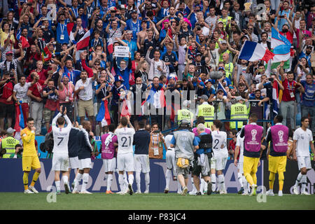 Die französischen Spieler danken ihren Fans, Fan, Fans, Zuschauer, Fans, Unterstützer, Jubel, Jubel, Jubeln, Freude, Jubel, zu feiern, zu abschließenden Jubel, ganze Zahl, Uruguay (uru) - Frankreich (FRA) 0:2, Viertelfinale, Spiel 57, am 06.07.2018 in Nischni Nowgorod; Fußball-WM 2018 in Russland vom 14.06. - 15.07.2018. | Verwendung weltweit Stockfoto