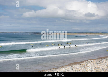 Strandhill, Sligo, Irland. 8. Juli 2018: Surfer genießen das tolle Wetter und Wellen des Atlantiks Surfen in Strandhill in der Grafschaft Sligo - einer der besten Orte in Europa um zu surfen. Stockfoto