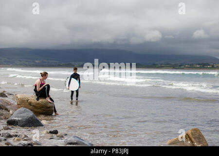 Strandhill, Sligo, Irland. 8. Juli 2018: Surfer genießen das tolle Wetter und Wellen des Atlantiks Surfen in Strandhill in der Grafschaft Sligo - einer der besten Orte in Europa um zu surfen. Stockfoto