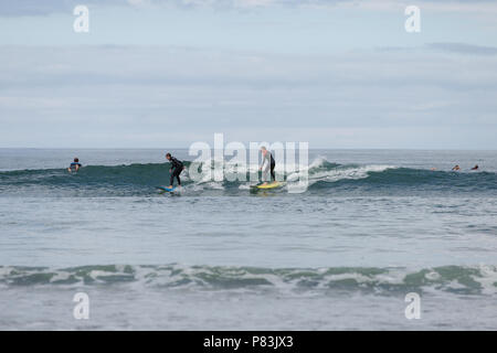 Strandhill, Sligo, Irland. 8. Juli 2018: Surfer genießen das tolle Wetter und Wellen des Atlantiks Surfen in Strandhill in der Grafschaft Sligo - einer der besten Orte in Europa um zu surfen. Stockfoto