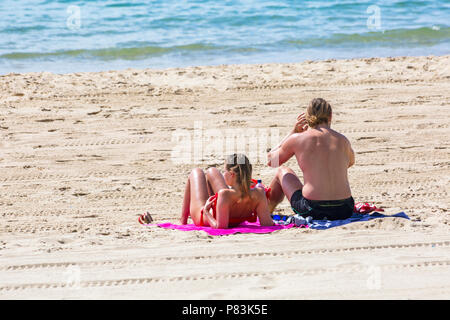 Bournemouth, Dorset, Großbritannien. 9. Juli 2018. UK Wetter: heiß und sonnig wie sunseekers Kopf zum Meer die Sandstrände in Bournemouth zu genießen. Credit: Carolyn Jenkins/Alamy leben Nachrichten Stockfoto