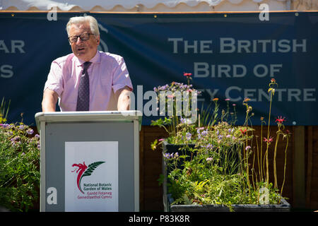 Herr Dafydd Elis-Thomas bin, walisische Regierung Minister für Kultur, Tourismus und Sport spricht bei der offiziellen Eröffnung des Britischen Raubvogel Centre. Stockfoto