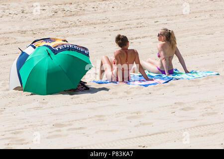 Bournemouth, Dorset, Großbritannien. 9. Juli 2018. UK Wetter: heiß und sonnig wie sunseekers Kopf zum Meer die Sandstrände in Bournemouth zu genießen. Credit: Carolyn Jenkins/Alamy leben Nachrichten Stockfoto